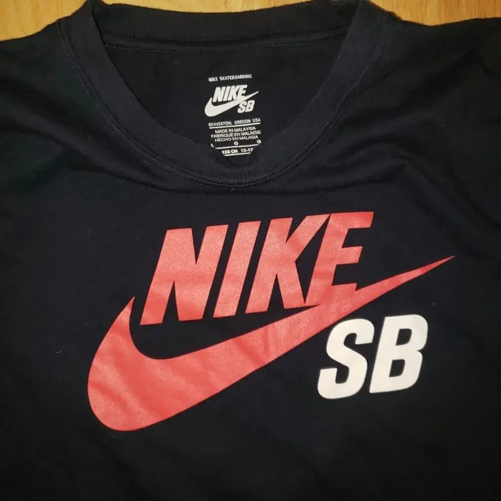 Nike SB Boy’s LG Black Graphic T-shirt